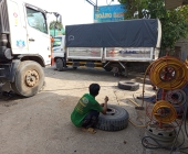 VÁ VỎ Ô TÔ HOÀNG SANG TẠI ẤP THANH HIỆP -XÃ THANH PHÚ 
