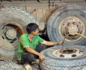 VÁ VỎ Ô TÔ HOÀNG SANG TẠI ẤP THANH HIỆP BẾN LỨC 