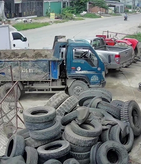 VÁ VỎ Ô TÔ TẠI ẤP THANH HIỆP BẾN LỨC 