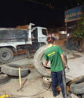 VÁ VỎ Ô TÔ TẠI ẤP THANH HIỆP -XÃ THANH PHÚ 