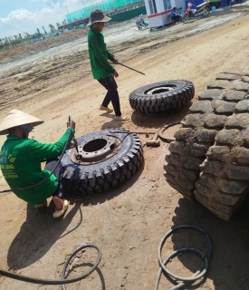 VÁ VỎ Ô TÔ LƯU ĐỘNG HOÀNG SANG 24/24 TẠI ẤP THANH PHÚ 