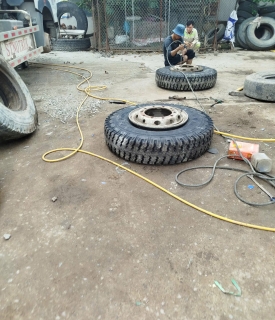 VÁ VỎ Ô TÔ LƯU ĐỘNG HOÀNG SANG TẠI BẾN LỨC 