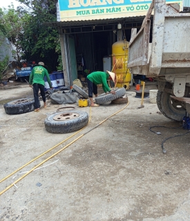 VÁ VỎ Ô TÔ HOÀNG SANG TẠI ẤP THANH HIỆP -XÃ THANH PHÚ BẾN LỨC 