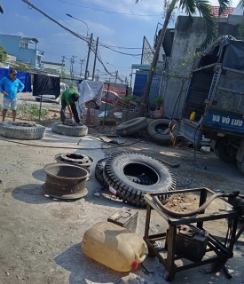 VÁ VỎ Ô TÔ HOÀNG SANG TẠI ẤP THANH HIỆP BẾN LỨC 