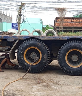 VÁ VỎ Ô TÔ HOÀNG SANG TẠI ẤP THANH HIỆP BẾN LỨC 