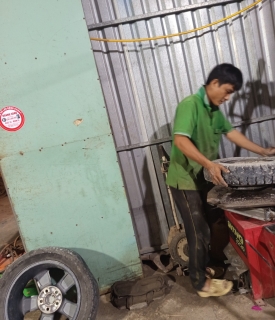 VÁ VỎ Ô TÔ HOÀNG SANG TẠI ẤP THANH HIỆP BẾN LỨC 