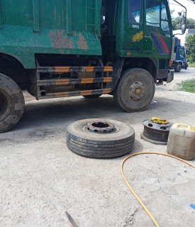 VÁ VỎ Ô TÔ HOÀNG SANG HỖ TRỢ NHIỆT TÌNH THÂN THIỆN 