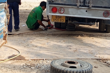 VÁ VỎ Ô TÔ HOÀNG SANG TẠI ẤP THANH HIỆP BẾN LỨC 