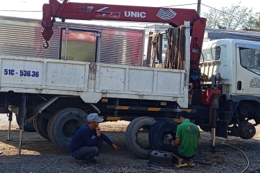 VÁ VỎ Ô TÔ LƯU ĐỘNG TẠI BẾN LỨC THANH PHÚ
