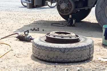 VÁ VỎ Ô TÔ HOÀNG SANG 24/24 BẾN LỨC 