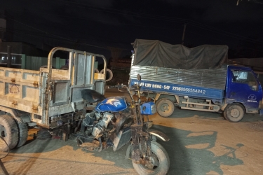 HOÀNG SANG VÁ VỎ Ô TÔ BAN ĐÊM 