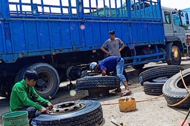 VÁ VỎ Ô TÔ LƯU ĐỘNG HOÀNG SANG 24/24